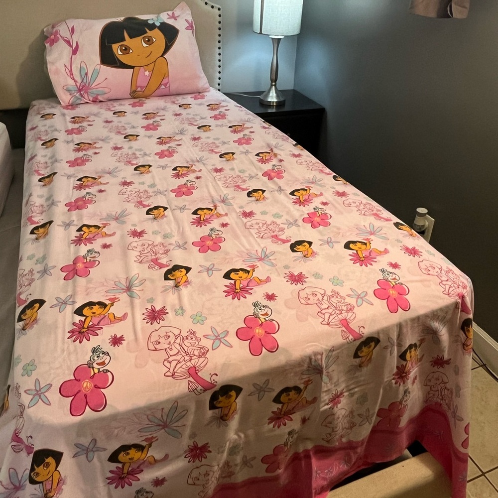 Vintage Dora the Explorer Kids Twin Bedsheet Set in light pink with flowers